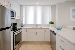 Kamar Junior | Dapur pribadi | Lemari es, microwave, oven, dan kompor
