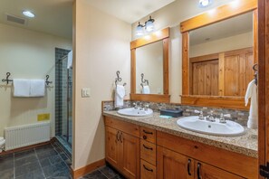 Shower, hair dryer, towels - Beautiful 2/2 Golf/Ski Condo-Garage, Jacuzzi, BBQ! (Mammoth Lakes)