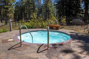 Pool - Beautiful 2/2 Golf/Ski Condo-Garage, Jacuzzi, BBQ! (Mammoth Lakes)