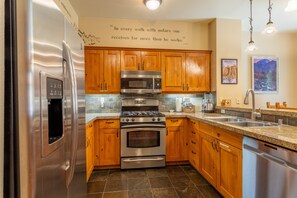 Fridge, microwave, oven, stovetop - Beautiful 2/2 Golf/Ski Condo-Garage, Jacuzzi, BBQ! (Mammoth Lakes)