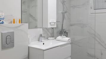 Dusche, Haartrockner, Handtücher, Seife