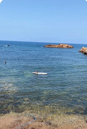 Beach - Waterfront second-floor apartment with pool (Arzew)