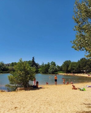 A beach with people swimming and relaxing, surrounded by trees and a clear sky. - Beautiful Provencal house, 6 bedrooms, Tennis - At the foot of Mont Ventoux (Saint-Hippolyte-le-Graveyron)