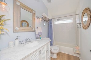 Shower, hair dryer, towels, soap - Fantastic Beach Bungalow w/ beautiful outdoor oasis, fenced yard and private spa (St. Augustine)