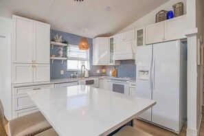 Private kitchen - Fantastic Beach Bungalow w/ beautiful outdoor oasis, fenced yard and private spa (St. Augustine)