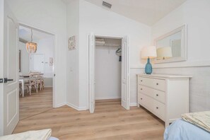 3 bedrooms, free WiFi, bed sheets - Fantastic Beach Bungalow w/ beautiful outdoor oasis, fenced yard and private spa (St. Augustine)