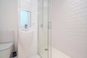 Secadora de cabello, toallas, papel de baño 