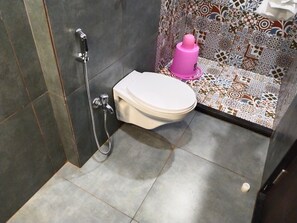 Habitación doble Deluxe, vista a la ciudad | Baño | Regadera, amenidades de baño gratuitas, toallas 
