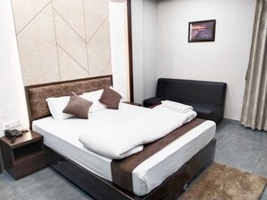 Habitación doble Deluxe, vista a la ciudad | Escritorio y wifi gratis 