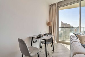 House - Free Housekeeping Visits During Your Stay - Stayshort - 1 BR in Business Bay Sleeps 4 With Burj Views (Dubai)