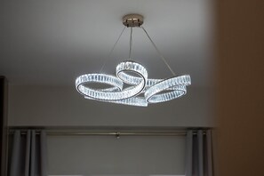 Ein moderner Kronleuchter mit kreisförmigem Design.