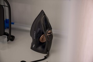 Ein schwarzer, tragbarer Luftreiniger mit Bedienfeld und Stromkabel.