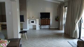 House, 3 Bedrooms, Accessible, Smoking | Living room