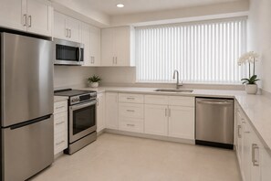 Deluxe Room | Private kitchen | Fridge, microwave, oven, stovetop - The Lennox Stay (Toronto)