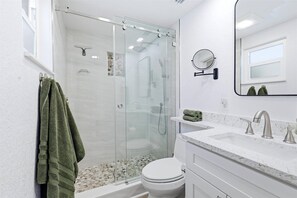 Shower, hair dryer, towels, soap - Siesta Key-GULF SIDE-2 bedroom/2 full baths- close to PRIVATE BEACH-Heated Pool (Sarasota)