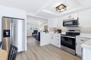 Private kitchen - Siesta Key-GULF SIDE-2 bedroom/2 full baths- close to PRIVATE BEACH-Heated Pool (Sarasota)
