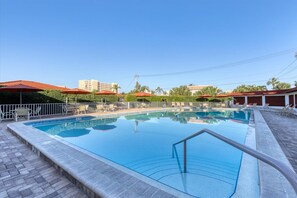 A heated pool - Siesta Key-GULF SIDE-2 bedroom/2 full baths- close to PRIVATE BEACH-Heated Pool (Sarasota)