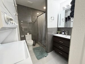 Secadora de cabello, toallas, jabón, papel de baño 