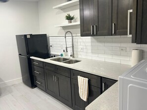 Private kitchen - 3BR/2BA Tampa Pool House Near Stadium & Attractions (Tampa)