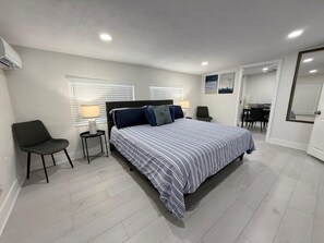 Tabla de planchar con plancha, wifi y ropa de cama 