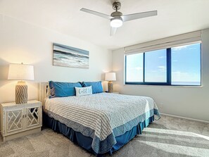 Luxe appartement, uitzicht op strand | Een kluis op de kamer, een strijkplank/strijkijzer, gratis wifi