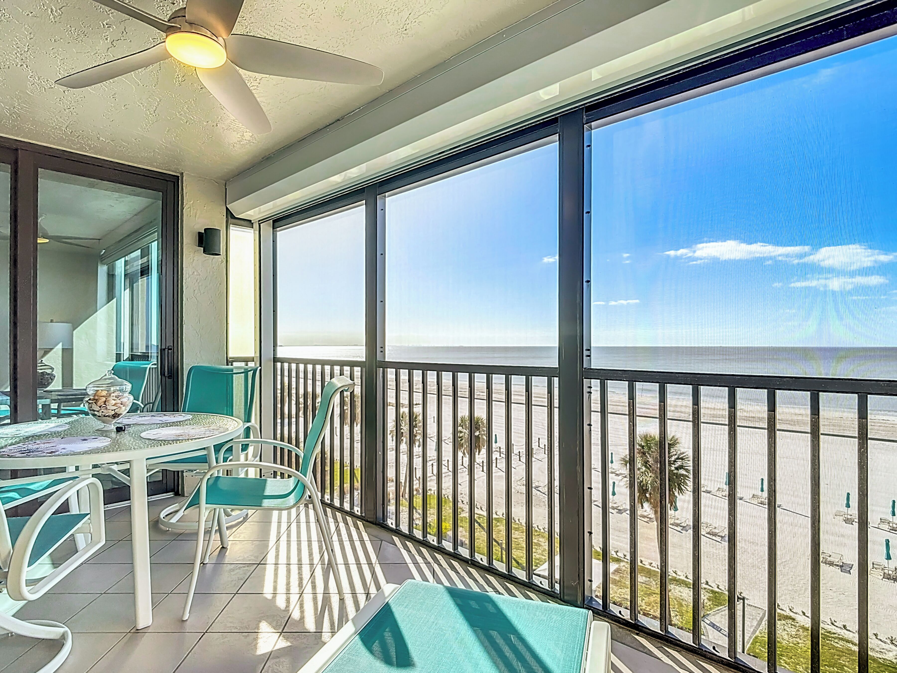 Apartamento de lujo, vistas a la playa | Restaurante al aire libre