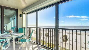 Apartamento de lujo, vistas a la playa | Restaurante al aire libre