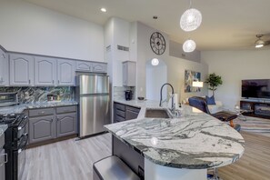 Interior - Golf, Swim, Play & Relax! Gated Sun Lakes Home (Chandler)