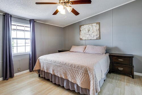 Family Friendly! Rural El Paso Home: Patio & Grill