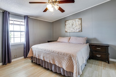 Family Friendly! Rural El Paso Home: Patio & Grill