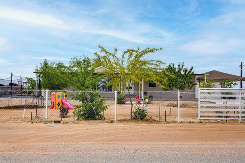 Family Friendly! Rural El Paso Home: Patio & Grill
