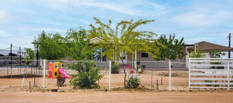 Family Friendly! Rural El Paso Home: Patio & Grill