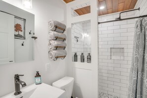 Interior - The Cottage on Lake Bernice - Campbellsport (Campbellsport)