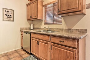 Interior - Fenced Yards! Quiet 2-unit Combo in Tucson (Tucson)