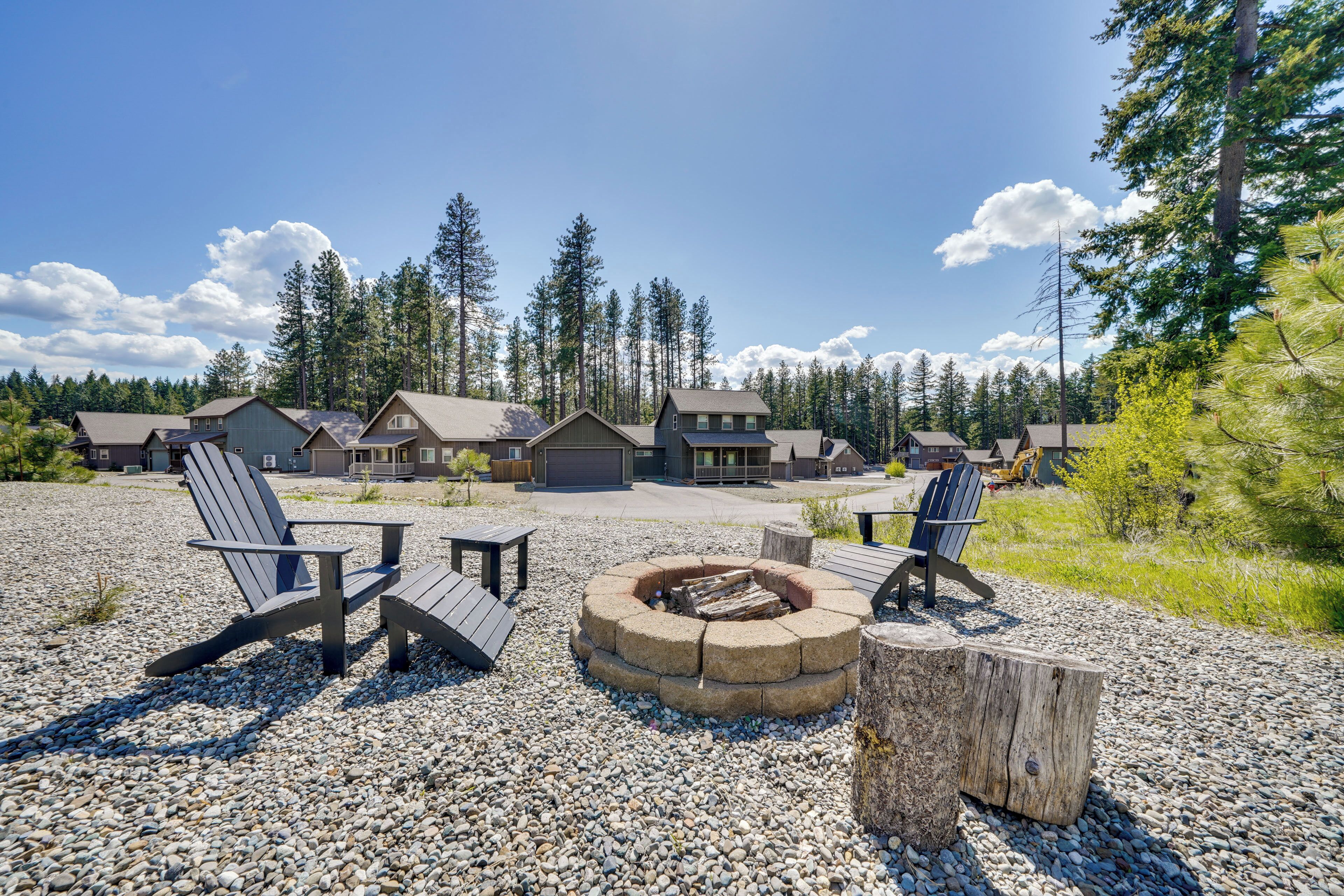 A lodge with multiple cabins, a fire pit, and outdoor seating.