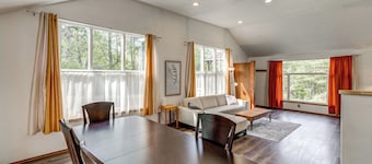 2 Mi to Bay! Pet-friendly Oak Harbor Retreat