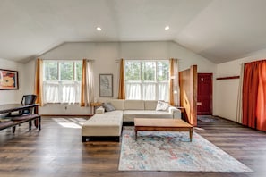 House (3 Bedrooms) | Interior - 2 Mi to Bay! Pet-friendly Oak Harbor Retreat (Oak Harbor)