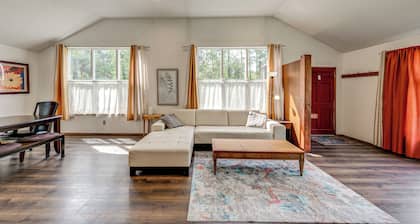 2 Mi to Bay! Pet-friendly Oak Harbor Retreat