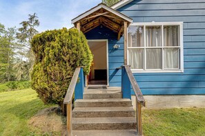 Interior - 2 Mi to Bay! Pet-friendly Oak Harbor Retreat (Oak Harbor)