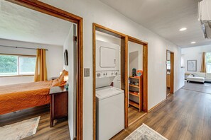 Interior - 2 Mi to Bay! Pet-friendly Oak Harbor Retreat (Oak Harbor)