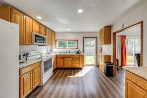 House (3 Bedrooms) | Interior - 2 Mi to Bay! Pet-friendly Oak Harbor Retreat (Oak Harbor)