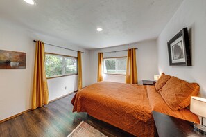 House (3 Bedrooms) | Interior - 2 Mi to Bay! Pet-friendly Oak Harbor Retreat (Oak Harbor)