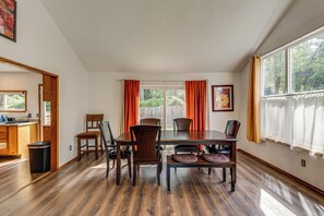 Interior - 2 Mi to Bay! Pet-friendly Oak Harbor Retreat (Oak Harbor)