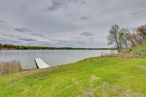 Waterfront Home, Little Wolf Lake W/ Private Patio - 切爾西