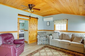Interior - 'eagles Rest' Peaceful Cottage on Lake Champlain (Chazy)