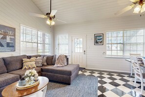 Interior - 3BR Nautical Home w/ Paddleboard, Walk to Lake (Kingsland)