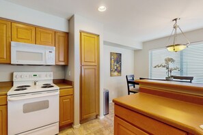 Interior - 2BR Condo in Fountain Hills w/ Mountain Views (Fountain Hills)