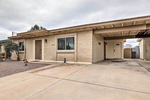 Interior - Groups Welcome! 2-home Tucson Escape w/ Fire Pit (Tucson)