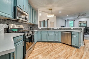 Interior - Fire Pit + Spacious Yard: Irving Family Home (Irving)