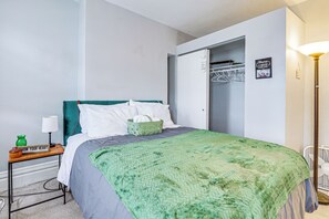Interior - 5 Mi to Dtwn Pittsburgh! Pet-friendly Unit w/ Yard (Pittsburgh)